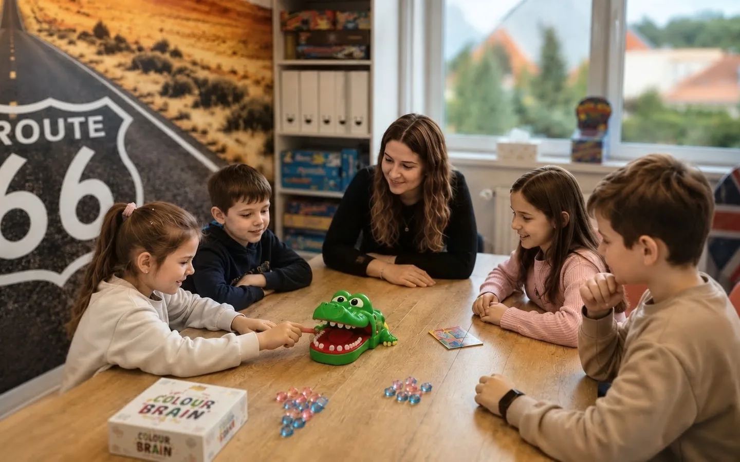 Dzieci uczące się angielskiego przez zabawę podczas zajęć Ling King